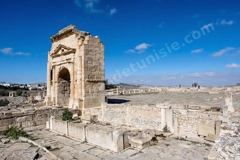 Arc de Triomphe te forum sur Le site archéologique de Makthar, vestige de l'antique Mactaris, au centre-ouest de la Tunisie, est situé à Makthar, ville sur la bordure nord de la dorsale tunisienne.Le site est l'un des plus étendus du pays, et une grande partie n'a pas encore fait l'objet de recherches archéologiques. Outre les nombreux vestiges qu'il abrite au sein d'un parc archéologique comme le forum, les thermes, la schola des Juvenes, ... un petit musée présente diverses pièces archéologiques trouvées sur le site.