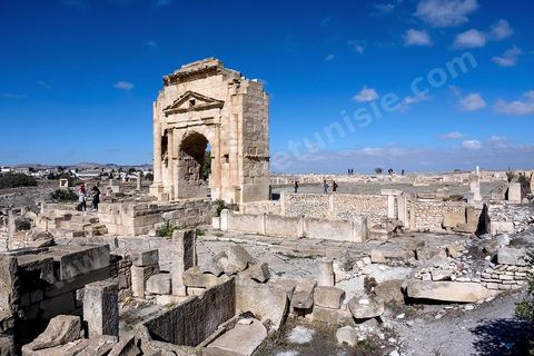 Arc de triomphe sur le site archéologique de Makthar, vestige de l'antique Mactaris, au centre-ouest de la Tunisie, est situé à Makthar, ville sur la bordure nord de la dorsale tunisienne.Le site est l'un des plus étendus du pays, et une grande partie n'a pas encore fait l'objet de recherches archéologiques. Outre les nombreux vestiges qu'il abrite au sein d'un parc archéologique comme le forum, les thermes, la schola des Juvenes, ... un petit musée présente diverses pièces archéologiques trouvées sur le site.