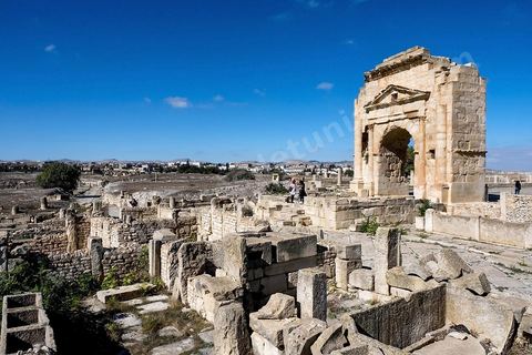 Arc de triomphe sur le site archéologique de Makthar, vestige de l'antique Mactaris, au centre-ouest de la Tunisie, est situé à Makthar, ville sur la bordure nord de la dorsale tunisienne.Le site est l'un des plus étendus du pays, et une grande partie n'a pas encore fait l'objet de recherches archéologiques. Outre les nombreux vestiges qu'il abrite au sein d'un parc archéologique comme le forum, les thermes, la schola des Juvenes, ... un petit musée présente diverses pièces archéologiques trouvées sur le site.