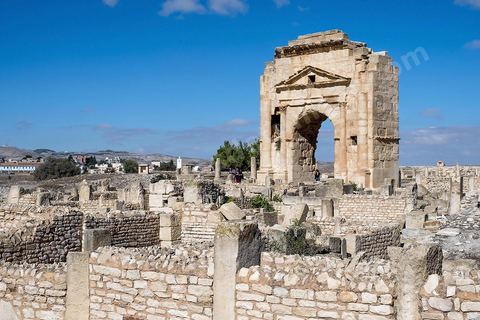 Arc de triomphe sur le site archéologique de Makthar, vestige de l'antique Mactaris, au centre-ouest de la Tunisie, est situé à Makthar, ville sur la bordure nord de la dorsale tunisienne.Le site est l'un des plus étendus du pays, et une grande partie n'a pas encore fait l'objet de recherches archéologiques. Outre les nombreux vestiges qu'il abrite au sein d'un parc archéologique comme le forum, les thermes, la schola des Juvenes, ... un petit musée présente diverses pièces archéologiques trouvées sur le site.