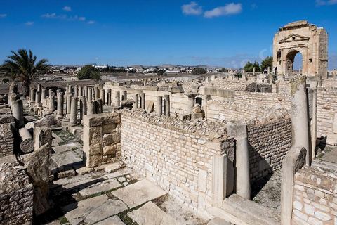 Arc de triomphe sur le site archéologique de Makthar, vestige de l'antique Mactaris, au centre-ouest de la Tunisie, est situé à Makthar, ville sur la bordure nord de la dorsale tunisienne.Le site est l'un des plus étendus du pays, et une grande partie n'a pas encore fait l'objet de recherches archéologiques. Outre les nombreux vestiges qu'il abrite au sein d'un parc archéologique comme le forum, les thermes, la schola des Juvenes, ... un petit musée présente diverses pièces archéologiques trouvées sur le site.