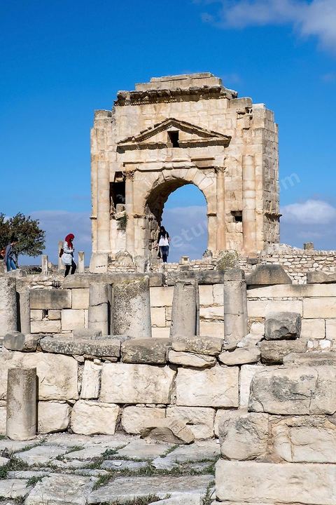 Arc de triomphe sur le site archéologique de Makthar, vestige de l'antique Mactaris, au centre-ouest de la Tunisie, est situé à Makthar, ville sur la bordure nord de la dorsale tunisienne.Le site est l'un des plus étendus du pays, et une grande partie n'a pas encore fait l'objet de recherches archéologiques. Outre les nombreux vestiges qu'il abrite au sein d'un parc archéologique comme le forum, les thermes, la schola des Juvenes, ... un petit musée présente diverses pièces archéologiques trouvées sur le site.