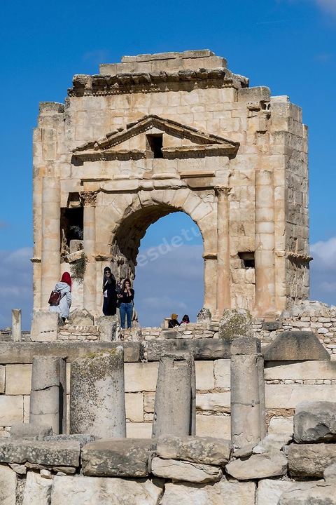 Arc de triomphe sur le site archéologique de Makthar, vestige de l'antique Mactaris, au centre-ouest de la Tunisie, est situé à Makthar, ville sur la bordure nord de la dorsale tunisienne.Le site est l'un des plus étendus du pays, et une grande partie n'a pas encore fait l'objet de recherches archéologiques. Outre les nombreux vestiges qu'il abrite au sein d'un parc archéologique comme le forum, les thermes, la schola des Juvenes, ... un petit musée présente diverses pièces archéologiques trouvées sur le site.
