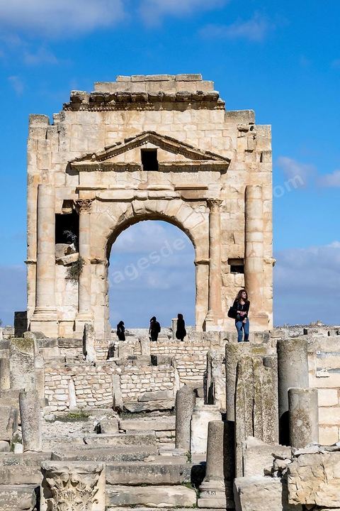 Arc de triomphe sur le site archéologique de Makthar, vestige de l'antique Mactaris, au centre-ouest de la Tunisie, est situé à Makthar, ville sur la bordure nord de la dorsale tunisienne.Le site est l'un des plus étendus du pays, et une grande partie n'a pas encore fait l'objet de recherches archéologiques. Outre les nombreux vestiges qu'il abrite au sein d'un parc archéologique comme le forum, les thermes, la schola des Juvenes, ... un petit musée présente diverses pièces archéologiques trouvées sur le site.