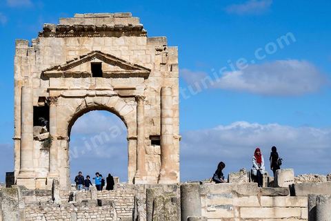 Arc de triomphe sur le site archéologique de Makthar, vestige de l'antique Mactaris, au centre-ouest de la Tunisie, est situé à Makthar, ville sur la bordure nord de la dorsale tunisienne.Le site est l'un des plus étendus du pays, et une grande partie n'a pas encore fait l'objet de recherches archéologiques. Outre les nombreux vestiges qu'il abrite au sein d'un parc archéologique comme le forum, les thermes, la schola des Juvenes, ... un petit musée présente diverses pièces archéologiques trouvées sur le site.