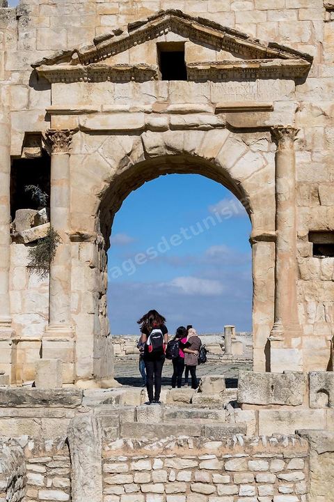 Arc de triomphe sur le site archéologique de Makthar, vestige de l'antique Mactaris, au centre-ouest de la Tunisie, est situé à Makthar, ville sur la bordure nord de la dorsale tunisienne.Le site est l'un des plus étendus du pays, et une grande partie n'a pas encore fait l'objet de recherches archéologiques. Outre les nombreux vestiges qu'il abrite au sein d'un parc archéologique comme le forum, les thermes, la schola des Juvenes, ... un petit musée présente diverses pièces archéologiques trouvées sur le site.