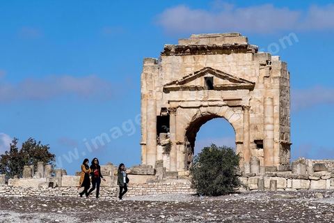 Arc de triomphe sur le site archéologique de Makthar, vestige de l'antique Mactaris, au centre-ouest de la Tunisie, est situé à Makthar, ville sur la bordure nord de la dorsale tunisienne.Le site est l'un des plus étendus du pays, et une grande partie n'a pas encore fait l'objet de recherches archéologiques. Outre les nombreux vestiges qu'il abrite au sein d'un parc archéologique comme le forum, les thermes, la schola des Juvenes, ... un petit musée présente diverses pièces archéologiques trouvées sur le site.
