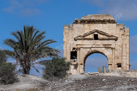 Arc de triomphe sur le site archéologique de Makthar, vestige de l'antique Mactaris, au centre-ouest de la Tunisie, est situé à Makthar, ville sur la bordure nord de la dorsale tunisienne.Le site est l'un des plus étendus du pays, et une grande partie n'a pas encore fait l'objet de recherches archéologiques. Outre les nombreux vestiges qu'il abrite au sein d'un parc archéologique comme le forum, les thermes, la schola des Juvenes, ... un petit musée présente diverses pièces archéologiques trouvées sur le site.