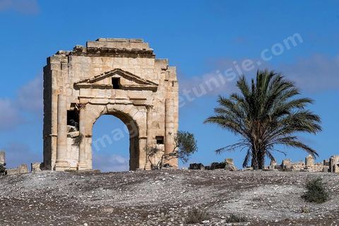 Arc de triomphe sur le site archéologique de Makthar, vestige de l'antique Mactaris, au centre-ouest de la Tunisie, est situé à Makthar, ville sur la bordure nord de la dorsale tunisienne.Le site est l'un des plus étendus du pays, et une grande partie n'a pas encore fait l'objet de recherches archéologiques. Outre les nombreux vestiges qu'il abrite au sein d'un parc archéologique comme le forum, les thermes, la schola des Juvenes, ... un petit musée présente diverses pièces archéologiques trouvées sur le site.