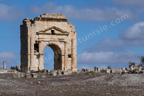 Arc de triomphe sur le site archéologique de Makthar, vestige de l'antique Mactaris, au centre-ouest de la Tunisie, est situé à Makthar, ville sur la bordure nord de la dorsale tunisienne.Le site est l'un des plus étendus du pays, et une grande partie n'a pas encore fait l'objet de recherches archéologiques. Outre les nombreux vestiges qu'il abrite au sein d'un parc archéologique comme le forum, les thermes, la schola des Juvenes, ... un petit musée présente diverses pièces archéologiques trouvées sur le site.