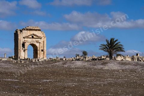 Arc de triomphe sur le site archéologique de Makthar, vestige de l'antique Mactaris, au centre-ouest de la Tunisie, est situé à Makthar, ville sur la bordure nord de la dorsale tunisienne.Le site est l'un des plus étendus du pays, et une grande partie n'a pas encore fait l'objet de recherches archéologiques. Outre les nombreux vestiges qu'il abrite au sein d'un parc archéologique comme le forum, les thermes, la schola des Juvenes, ... un petit musée présente diverses pièces archéologiques trouvées sur le site.