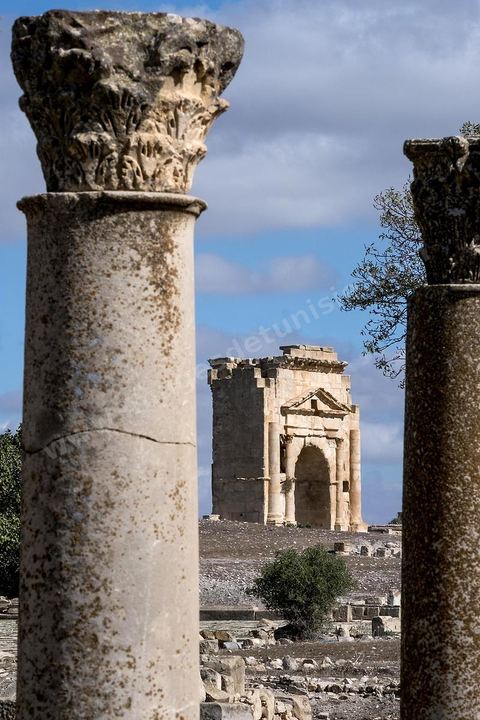 Arc de triomphe sur le site archéologique de Makthar, vestige de l'antique Mactaris, au centre-ouest de la Tunisie, est situé à Makthar, ville sur la bordure nord de la dorsale tunisienne.Le site est l'un des plus étendus du pays, et une grande partie n'a pas encore fait l'objet de recherches archéologiques. Outre les nombreux vestiges qu'il abrite au sein d'un parc archéologique comme le forum, les thermes, la schola des Juvenes, ... un petit musée présente diverses pièces archéologiques trouvées sur le site.