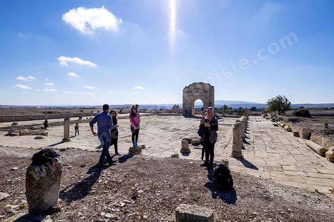Arc de triomphe et Forum sur le site archéologique de Makthar, vestige de l'antique Mactaris, au centre-ouest de la Tunisie, est situé à Makthar, ville sur la bordure nord de la dorsale tunisienne.Le site est l'un des plus étendus du pays, et une grande partie n'a pas encore fait l'objet de recherches archéologiques. Outre les nombreux vestiges qu'il abrite au sein d'un parc archéologique comme le forum, les thermes, la schola des Juvenes, ... un petit musée présente diverses pièces archéologiques trouvées sur le site.