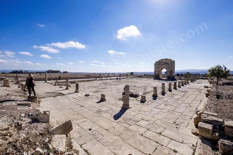 Arc de triomphe et Forum sur le site archéologique de Makthar, vestige de l'antique Mactaris, au centre-ouest de la Tunisie, est situé à Makthar, ville sur la bordure nord de la dorsale tunisienne.Le site est l'un des plus étendus du pays, et une grande partie n'a pas encore fait l'objet de recherches archéologiques. Outre les nombreux vestiges qu'il abrite au sein d'un parc archéologique comme le forum, les thermes, la schola des Juvenes, ... un petit musée présente diverses pièces archéologiques trouvées sur le site.