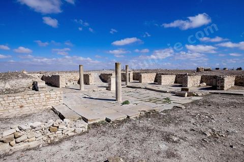 Arc de triomphe et Forum sur le site archéologique de Makthar, vestige de l'antique Mactaris, au centre-ouest de la Tunisie, est situé à Makthar, ville sur la bordure nord de la dorsale tunisienne.Le site est l'un des plus étendus du pays, et une grande partie n'a pas encore fait l'objet de recherches archéologiques. Outre les nombreux vestiges qu'il abrite au sein d'un parc archéologique comme le forum, les thermes, la schola des Juvenes, ... un petit musée présente diverses pièces archéologiques trouvées sur le site.