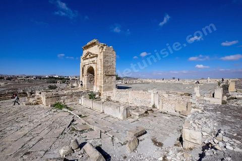 Arc de triomphe et Forum sur le site archéologique de Makthar, vestige de l'antique Mactaris, au centre-ouest de la Tunisie, est situé à Makthar, ville sur la bordure nord de la dorsale tunisienne.Le site est l'un des plus étendus du pays, et une grande partie n'a pas encore fait l'objet de recherches archéologiques. Outre les nombreux vestiges qu'il abrite au sein d'un parc archéologique comme le forum, les thermes, la schola des Juvenes, ... un petit musée présente diverses pièces archéologiques trouvées sur le site.