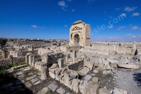 Arc de triomphe et Forum sur le site archéologique de Makthar, vestige de l'antique Mactaris, au centre-ouest de la Tunisie, est situé à Makthar, ville sur la bordure nord de la dorsale tunisienne.Le site est l'un des plus étendus du pays, et une grande partie n'a pas encore fait l'objet de recherches archéologiques. Outre les nombreux vestiges qu'il abrite au sein d'un parc archéologique comme le forum, les thermes, la schola des Juvenes, ... un petit musée présente diverses pièces archéologiques trouvées sur le site.
