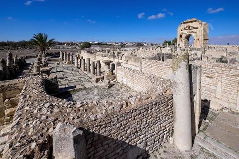 Basilique d'Hildeguns et arc de triomphe sur le site archéologique de Makthar, vestige de l'antique Mactaris, au centre-ouest de la Tunisie, est situé à Makthar, ville sur la bordure nord de la dorsale tunisienne.Le site est l'un des plus étendus du pays, et une grande partie n'a pas encore fait l'objet de recherches archéologiques. Outre les nombreux vestiges qu'il abrite au sein d'un parc archéologique comme le forum, les thermes, la schola des Juvenes, ... un petit musée présente diverses pièces archéologiques trouvées sur le site.