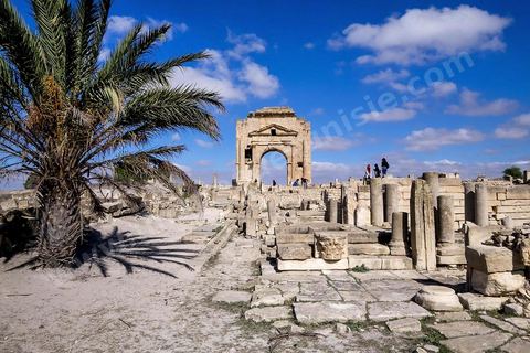 Arc de triomphe sur le site archéologique de Makthar, vestige de l'antique Mactaris, au centre-ouest de la Tunisie, est situé à Makthar, ville sur la bordure nord de la dorsale tunisienne.Le site est l'un des plus étendus du pays, et une grande partie n'a pas encore fait l'objet de recherches archéologiques. Outre les nombreux vestiges qu'il abrite au sein d'un parc archéologique comme le forum, les thermes, la schola des Juvenes, ... un petit musée présente diverses pièces archéologiques trouvées sur le site.
