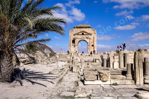 Arc de triomphe sur le site archéologique de Makthar, vestige de l'antique Mactaris, au centre-ouest de la Tunisie, est situé à Makthar, ville sur la bordure nord de la dorsale tunisienne.Le site est l'un des plus étendus du pays, et une grande partie n'a pas encore fait l'objet de recherches archéologiques. Outre les nombreux vestiges qu'il abrite au sein d'un parc archéologique comme le forum, les thermes, la schola des Juvenes, ... un petit musée présente diverses pièces archéologiques trouvées sur le site.