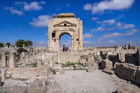 Arc de triomphe sur le site archéologique de Makthar, vestige de l'antique Mactaris, au centre-ouest de la Tunisie, est situé à Makthar, ville sur la bordure nord de la dorsale tunisienne.Le site est l'un des plus étendus du pays, et une grande partie n'a pas encore fait l'objet de recherches archéologiques. Outre les nombreux vestiges qu'il abrite au sein d'un parc archéologique comme le forum, les thermes, la schola des Juvenes, ... un petit musée présente diverses pièces archéologiques trouvées sur le site.