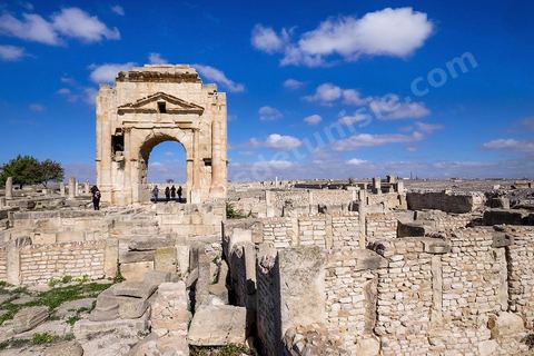 Arc de triomphe sur le site archéologique de Makthar, vestige de l'antique Mactaris, au centre-ouest de la Tunisie, est situé à Makthar, ville sur la bordure nord de la dorsale tunisienne.Le site est l'un des plus étendus du pays, et une grande partie n'a pas encore fait l'objet de recherches archéologiques. Outre les nombreux vestiges qu'il abrite au sein d'un parc archéologique comme le forum, les thermes, la schola des Juvenes, ... un petit musée présente diverses pièces archéologiques trouvées sur le site.