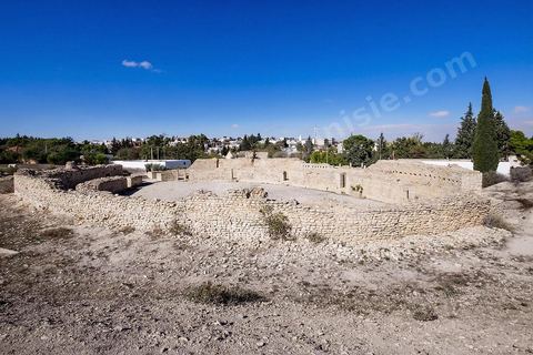 Amphithéâtre sur le site archéologique de Makthar, vestige de l'antique Mactaris, au centre-ouest de la Tunisie, est situé à Makthar, ville sur la bordure nord de la dorsale tunisienne.Le site est l'un des plus étendus du pays, et une grande partie n'a pas encore fait l'objet de recherches archéologiques. Outre les nombreux vestiges qu'il abrite au sein d'un parc archéologique comme le forum, les thermes, la schola des Juvenes, ... un petit musée présente diverses pièces archéologiques trouvées sur le site.