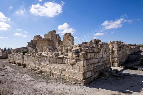 Les grands thermes du sud sur le site archéologique de Makthar, vestige de l'antique Mactaris, au centre-ouest de la Tunisie, est situé à Makthar, ville sur la bordure nord de la dorsale tunisienne.Le site est l'un des plus étendus du pays, et une grande partie n'a pas encore fait l'objet de recherches archéologiques. Outre les nombreux vestiges qu'il abrite au sein d'un parc archéologique comme le forum, les thermes, la schola des Juvenes, ... un petit musée présente diverses pièces archéologiques trouvées sur le site.