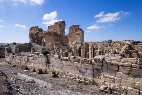 Les grands thermes du sud sur le site archéologique de Makthar, vestige de l'antique Mactaris, au centre-ouest de la Tunisie, est situé à Makthar, ville sur la bordure nord de la dorsale tunisienne.Le site est l'un des plus étendus du pays, et une grande partie n'a pas encore fait l'objet de recherches archéologiques. Outre les nombreux vestiges qu'il abrite au sein d'un parc archéologique comme le forum, les thermes, la schola des Juvenes, ... un petit musée présente diverses pièces archéologiques trouvées sur le site.