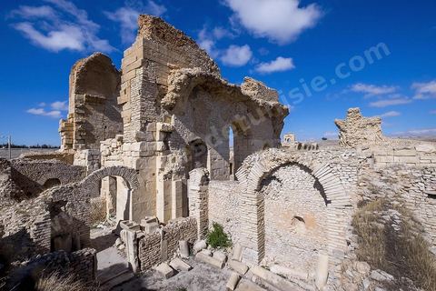 Les grands thermes du sud sur le site archéologique de Makthar, vestige de l'antique Mactaris, au centre-ouest de la Tunisie, est situé à Makthar, ville sur la bordure nord de la dorsale tunisienne.Le site est l'un des plus étendus du pays, et une grande partie n'a pas encore fait l'objet de recherches archéologiques. Outre les nombreux vestiges qu'il abrite au sein d'un parc archéologique comme le forum, les thermes, la schola des Juvenes, ... un petit musée présente diverses pièces archéologiques trouvées sur le site.