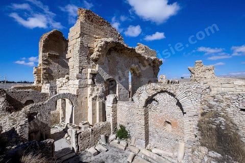 Les grands thermes du sud sur le site archéologique de Makthar, vestige de l'antique Mactaris, au centre-ouest de la Tunisie, est situé à Makthar, ville sur la bordure nord de la dorsale tunisienne.Le site est l'un des plus étendus du pays, et une grande partie n'a pas encore fait l'objet de recherches archéologiques. Outre les nombreux vestiges qu'il abrite au sein d'un parc archéologique comme le forum, les thermes, la schola des Juvenes, ... un petit musée présente diverses pièces archéologiques trouvées sur le site.