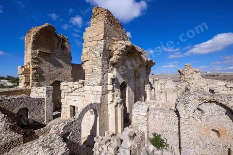 Les grands thermes du sud sur le site archéologique de Makthar, vestige de l'antique Mactaris, au centre-ouest de la Tunisie, est situé à Makthar, ville sur la bordure nord de la dorsale tunisienne.Le site est l'un des plus étendus du pays, et une grande partie n'a pas encore fait l'objet de recherches archéologiques. Outre les nombreux vestiges qu'il abrite au sein d'un parc archéologique comme le forum, les thermes, la schola des Juvenes, ... un petit musée présente diverses pièces archéologiques trouvées sur le site.