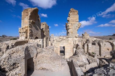 Les grands thermes du sud sur le site archéologique de Makthar, vestige de l'antique Mactaris, au centre-ouest de la Tunisie, est situé à Makthar, ville sur la bordure nord de la dorsale tunisienne.Le site est l'un des plus étendus du pays, et une grande partie n'a pas encore fait l'objet de recherches archéologiques. Outre les nombreux vestiges qu'il abrite au sein d'un parc archéologique comme le forum, les thermes, la schola des Juvenes, ... un petit musée présente diverses pièces archéologiques trouvées sur le site.