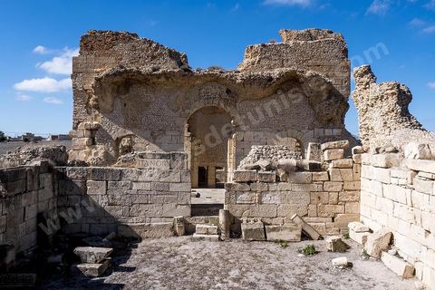 Les grands thermes du sud sur le site archéologique de Makthar, vestige de l'antique Mactaris, au centre-ouest de la Tunisie, est situé à Makthar, ville sur la bordure nord de la dorsale tunisienne.Le site est l'un des plus étendus du pays, et une grande partie n'a pas encore fait l'objet de recherches archéologiques. Outre les nombreux vestiges qu'il abrite au sein d'un parc archéologique comme le forum, les thermes, la schola des Juvenes, ... un petit musée présente diverses pièces archéologiques trouvées sur le site.