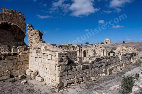Les grands thermes du sud sur le site archéologique de Makthar, vestige de l'antique Mactaris, au centre-ouest de la Tunisie, est situé à Makthar, ville sur la bordure nord de la dorsale tunisienne.Le site est l'un des plus étendus du pays, et une grande partie n'a pas encore fait l'objet de recherches archéologiques. Outre les nombreux vestiges qu'il abrite au sein d'un parc archéologique comme le forum, les thermes, la schola des Juvenes, ... un petit musée présente diverses pièces archéologiques trouvées sur le site.