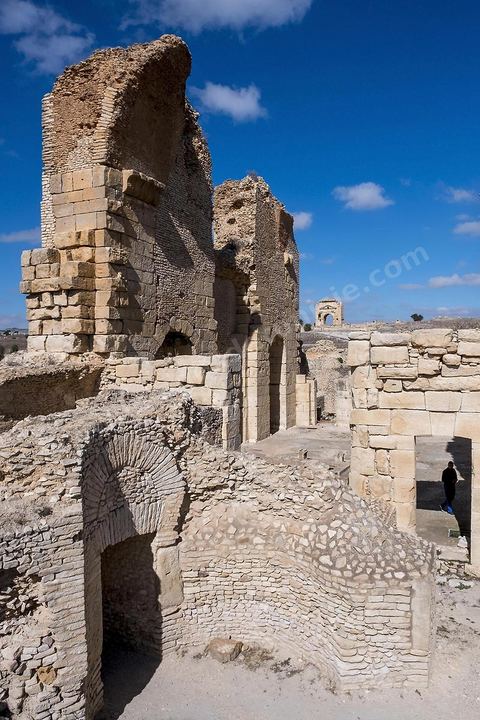 Les grands thermes du sud sur le site archéologique de Makthar, vestige de l'antique Mactaris, au centre-ouest de la Tunisie, est situé à Makthar, ville sur la bordure nord de la dorsale tunisienne.Le site est l'un des plus étendus du pays, et une grande partie n'a pas encore fait l'objet de recherches archéologiques. Outre les nombreux vestiges qu'il abrite au sein d'un parc archéologique comme le forum, les thermes, la schola des Juvenes, ... un petit musée présente diverses pièces archéologiques trouvées sur le site.