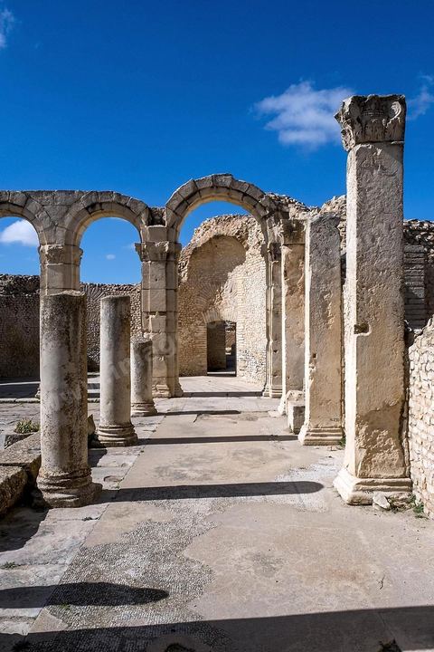 Les grands thermes du sud sur le site archéologique de Makthar, vestige de l'antique Mactaris, au centre-ouest de la Tunisie, est situé à Makthar, ville sur la bordure nord de la dorsale tunisienne.Le site est l'un des plus étendus du pays, et une grande partie n'a pas encore fait l'objet de recherches archéologiques. Outre les nombreux vestiges qu'il abrite au sein d'un parc archéologique comme le forum, les thermes, la schola des Juvenes, ... un petit musée présente diverses pièces archéologiques trouvées sur le site.