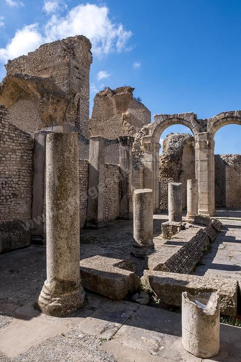 Les grands thermes du sud sur le site archéologique de Makthar, vestige de l'antique Mactaris, au centre-ouest de la Tunisie, est situé à Makthar, ville sur la bordure nord de la dorsale tunisienne.Le site est l'un des plus étendus du pays, et une grande partie n'a pas encore fait l'objet de recherches archéologiques. Outre les nombreux vestiges qu'il abrite au sein d'un parc archéologique comme le forum, les thermes, la schola des Juvenes, ... un petit musée présente diverses pièces archéologiques trouvées sur le site.