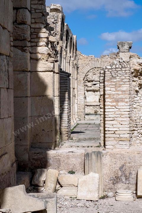 Les grands thermes du sud sur le site archéologique de Makthar, vestige de l'antique Mactaris, au centre-ouest de la Tunisie, est situé à Makthar, ville sur la bordure nord de la dorsale tunisienne.Le site est l'un des plus étendus du pays, et une grande partie n'a pas encore fait l'objet de recherches archéologiques. Outre les nombreux vestiges qu'il abrite au sein d'un parc archéologique comme le forum, les thermes, la schola des Juvenes, ... un petit musée présente diverses pièces archéologiques trouvées sur le site.