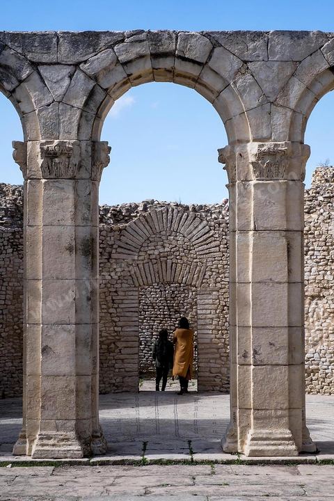 Les grands thermes du sud sur le site archéologique de Makthar, vestige de l'antique Mactaris, au centre-ouest de la Tunisie, est situé à Makthar, ville sur la bordure nord de la dorsale tunisienne.Le site est l'un des plus étendus du pays, et une grande partie n'a pas encore fait l'objet de recherches archéologiques. Outre les nombreux vestiges qu'il abrite au sein d'un parc archéologique comme le forum, les thermes, la schola des Juvenes, ... un petit musée présente diverses pièces archéologiques trouvées sur le site.