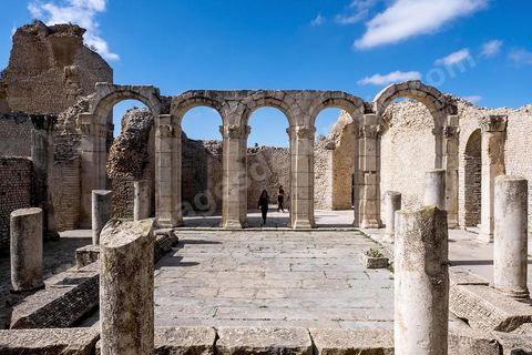 Les grands thermes du sud sur le site archéologique de Makthar, vestige de l'antique Mactaris, au centre-ouest de la Tunisie, est situé à Makthar, ville sur la bordure nord de la dorsale tunisienne.Le site est l'un des plus étendus du pays, et une grande partie n'a pas encore fait l'objet de recherches archéologiques. Outre les nombreux vestiges qu'il abrite au sein d'un parc archéologique comme le forum, les thermes, la schola des Juvenes, ... un petit musée présente diverses pièces archéologiques trouvées sur le site.