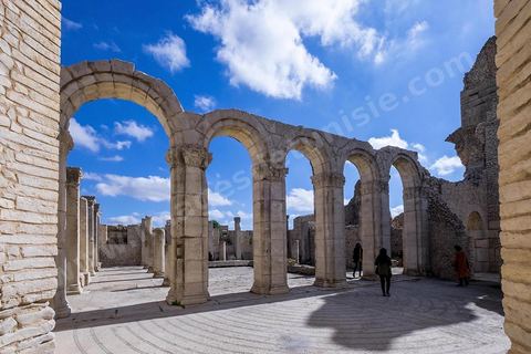 Les grands thermes du sud sur le site archéologique de Makthar, vestige de l'antique Mactaris, au centre-ouest de la Tunisie, est situé à Makthar, ville sur la bordure nord de la dorsale tunisienne.Le site est l'un des plus étendus du pays, et une grande partie n'a pas encore fait l'objet de recherches archéologiques. Outre les nombreux vestiges qu'il abrite au sein d'un parc archéologique comme le forum, les thermes, la schola des Juvenes, ... un petit musée présente diverses pièces archéologiques trouvées sur le site.