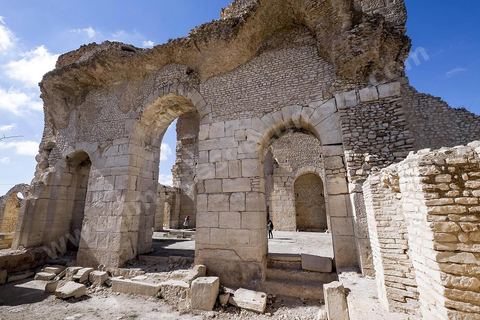 Les grands thermes du sud sur le site archéologique de Makthar, vestige de l'antique Mactaris, au centre-ouest de la Tunisie, est situé à Makthar, ville sur la bordure nord de la dorsale tunisienne.Le site est l'un des plus étendus du pays, et une grande partie n'a pas encore fait l'objet de recherches archéologiques. Outre les nombreux vestiges qu'il abrite au sein d'un parc archéologique comme le forum, les thermes, la schola des Juvenes, ... un petit musée présente diverses pièces archéologiques trouvées sur le site.