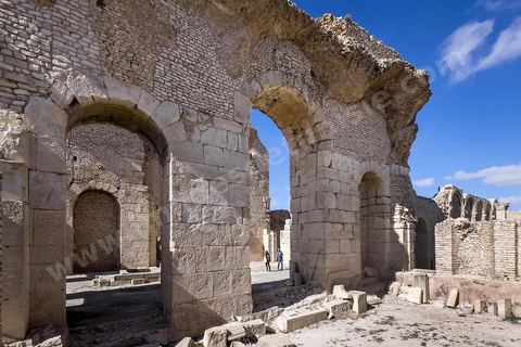 Les grands thermes du sud sur le site archéologique de Makthar, vestige de l'antique Mactaris, au centre-ouest de la Tunisie, est situé à Makthar, ville sur la bordure nord de la dorsale tunisienne.Le site est l'un des plus étendus du pays, et une grande partie n'a pas encore fait l'objet de recherches archéologiques. Outre les nombreux vestiges qu'il abrite au sein d'un parc archéologique comme le forum, les thermes, la schola des Juvenes, ... un petit musée présente diverses pièces archéologiques trouvées sur le site.