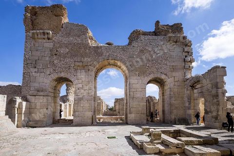 Les grands thermes du sud sur le site archéologique de Makthar, vestige de l'antique Mactaris, au centre-ouest de la Tunisie, est situé à Makthar, ville sur la bordure nord de la dorsale tunisienne.Le site est l'un des plus étendus du pays, et une grande partie n'a pas encore fait l'objet de recherches archéologiques. Outre les nombreux vestiges qu'il abrite au sein d'un parc archéologique comme le forum, les thermes, la schola des Juvenes, ... un petit musée présente diverses pièces archéologiques trouvées sur le site.