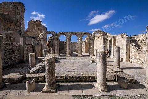 Les grands thermes du sud sur le site archéologique de Makthar, vestige de l'antique Mactaris, au centre-ouest de la Tunisie, est situé à Makthar, ville sur la bordure nord de la dorsale tunisienne.Le site est l'un des plus étendus du pays, et une grande partie n'a pas encore fait l'objet de recherches archéologiques. Outre les nombreux vestiges qu'il abrite au sein d'un parc archéologique comme le forum, les thermes, la schola des Juvenes, ... un petit musée présente diverses pièces archéologiques trouvées sur le site.