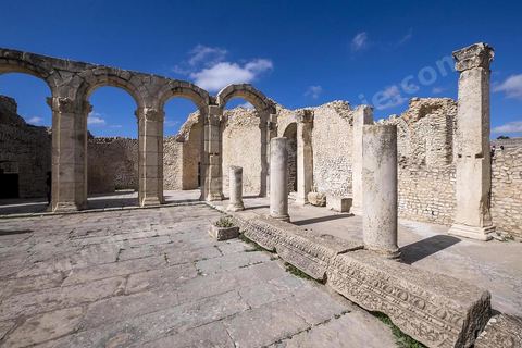 Les grands thermes du sud sur le site archéologique de Makthar, vestige de l'antique Mactaris, au centre-ouest de la Tunisie, est situé à Makthar, ville sur la bordure nord de la dorsale tunisienne.Le site est l'un des plus étendus du pays, et une grande partie n'a pas encore fait l'objet de recherches archéologiques. Outre les nombreux vestiges qu'il abrite au sein d'un parc archéologique comme le forum, les thermes, la schola des Juvenes, ... un petit musée présente diverses pièces archéologiques trouvées sur le site.