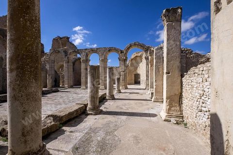 Les grands thermes du sud sur le site archéologique de Makthar, vestige de l'antique Mactaris, au centre-ouest de la Tunisie, est situé à Makthar, ville sur la bordure nord de la dorsale tunisienne.Le site est l'un des plus étendus du pays, et une grande partie n'a pas encore fait l'objet de recherches archéologiques. Outre les nombreux vestiges qu'il abrite au sein d'un parc archéologique comme le forum, les thermes, la schola des Juvenes, ... un petit musée présente diverses pièces archéologiques trouvées sur le site.
