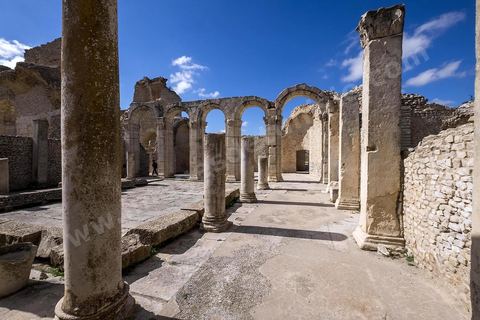 Les grands thermes du sud sur le site archéologique de Makthar, vestige de l'antique Mactaris, au centre-ouest de la Tunisie, est situé à Makthar, ville sur la bordure nord de la dorsale tunisienne.Le site est l'un des plus étendus du pays, et une grande partie n'a pas encore fait l'objet de recherches archéologiques. Outre les nombreux vestiges qu'il abrite au sein d'un parc archéologique comme le forum, les thermes, la schola des Juvenes, ... un petit musée présente diverses pièces archéologiques trouvées sur le site.