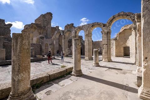 Les grands thermes du sud sur le site archéologique de Makthar, vestige de l'antique Mactaris, au centre-ouest de la Tunisie, est situé à Makthar, ville sur la bordure nord de la dorsale tunisienne.Le site est l'un des plus étendus du pays, et une grande partie n'a pas encore fait l'objet de recherches archéologiques. Outre les nombreux vestiges qu'il abrite au sein d'un parc archéologique comme le forum, les thermes, la schola des Juvenes, ... un petit musée présente diverses pièces archéologiques trouvées sur le site.
